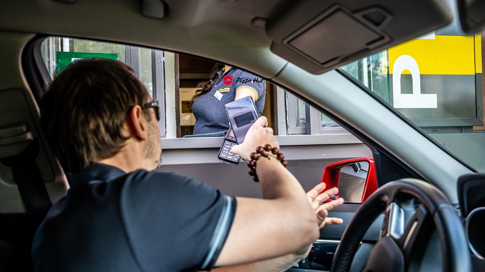 How To Use Apple Pay At The Pizza Hut Drive-Thru